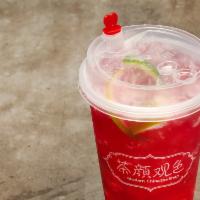 Strawberry Explosion红颜赋 · Made with fresh strawberry, lime, lemon with fruit tea.
采用新鲜草莓，青柠檬，柠檬 和两生花茶。