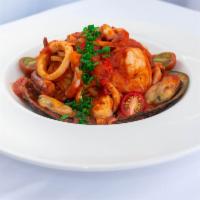 Fosforera Linguini · Linguini with mixed seafood, cherry tomatoes and topped with chives.