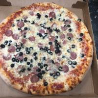 Calabresa Pizza · Tomato sauce, mozzarella cheese, calabresa, black olives, onion and oregano.