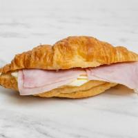 Croissant Jamon y Queso · Ham and cheese croissant.