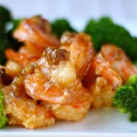 prawns with Honey Glazed Walnut 合桃虾 · Crispy fried prawns mixed in tasty house honey sauce topped with glazed walnut with broccoli...