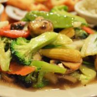 Mixed Vegetable with Garlic Sauce 蒜蓉什菜 · Fresh mixed vegetable pan fried in white sauce.