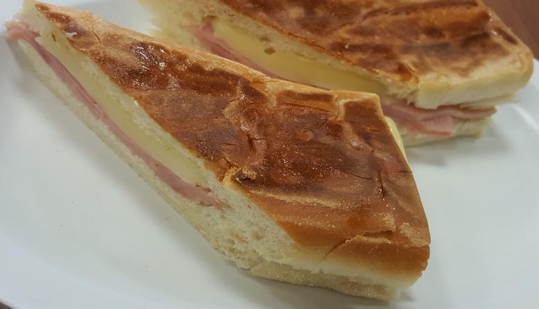 Sándwich de Jamón y Queso · Ham and Cheese Sandwich.