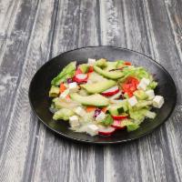 Ensalada Mixta · Mixed salad. Lechuga, repollo rojo, pepino, tomate, rabano, aguacate y queso. Lettuce, red c...