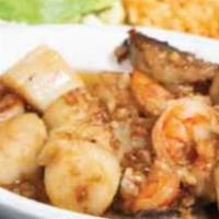Mariscos al Mojo de Ajo · Scallops and shrimp sauteed with mushrooms in butter, garlic and spices. Served with rice or...