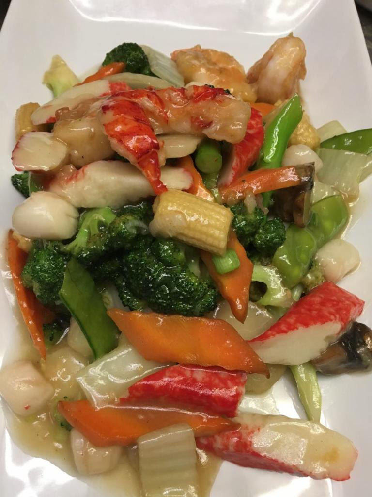H1. Seafood Delight · Scallop, lobster, shrimp and crabmeat sauteed with broccoli and mixed vegetable in a delicious sauce. Served with white rice.