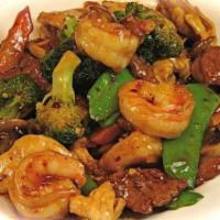 H2. Happy Family · Beef, chicken, lobster, roast pork and shrimp sauteed with broccoli and vegetables in a spec...