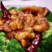 Kung Pao Shrimp · Shrimp with peanuts in spicy brown sauce on the top of broccoli.
Spicy.