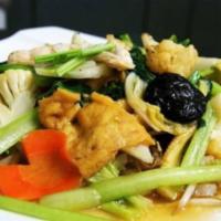 S4. Mi Xao Chay Specialty · Stir fried egg noodle with vegetable and tofu.
