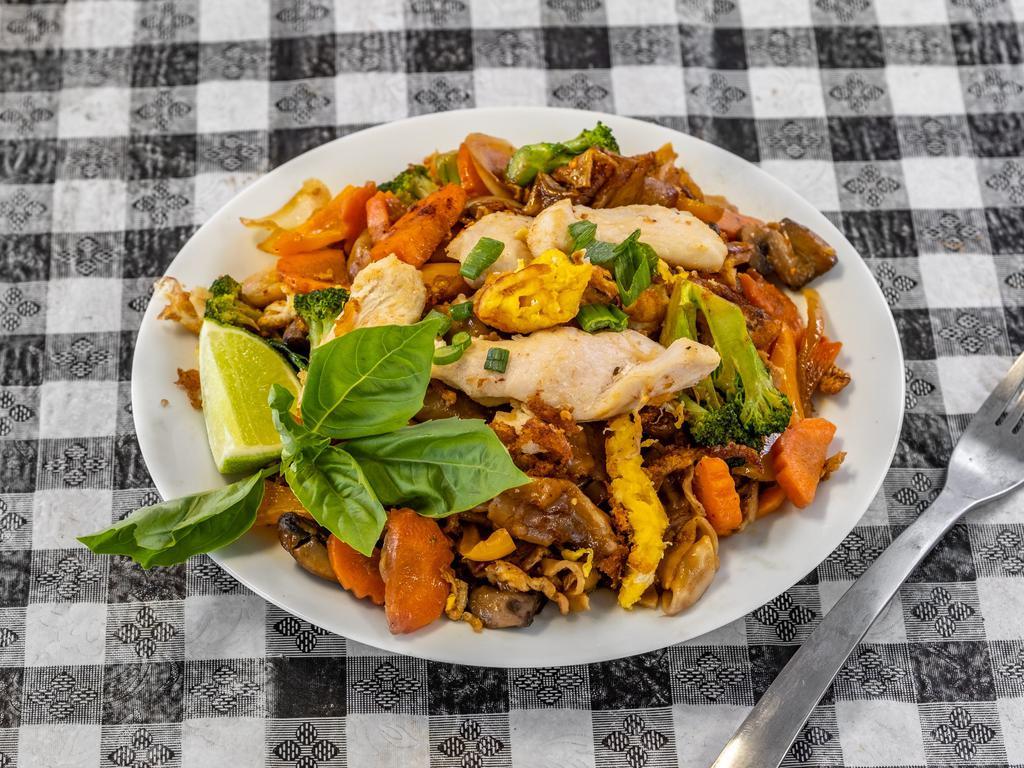 Pad Kee Mao · Flat noodles with egg, mushroom, bell pepper, onion, carrot, broccoli, basil.