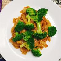 Phad See Ew · Wide thai rice noodle, egg mix with sauce ,dark soy sauce and  broccoli.