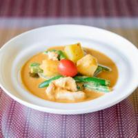 Pineapple Curry · Red curry  ,green bean, bamboo shoot , pineapple and basil leaves.