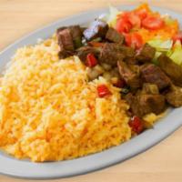 Bistec A La Mexicana · Bistec picado con chile rojo y verde en forma de giro, acompañado de ensalada. Chooped steak...