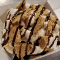 S'mores Roll · Marshmallow frosting, marshmallows, graham crackers, chocolate sauce.
