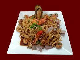Tallarin Saltado de Mariscos · Spaghetti mixed with sauteed seafood, onions and tomatoes.