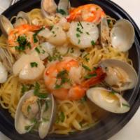 Trio Di Mare · Sauteed jumbo shrimp, scallops and clams in your choice of marinara or white wine sauce.