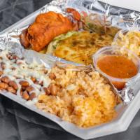 Pupusas Plate Combo · Incluye arroz y frijoles - Includes rice and beans. Pastelito.