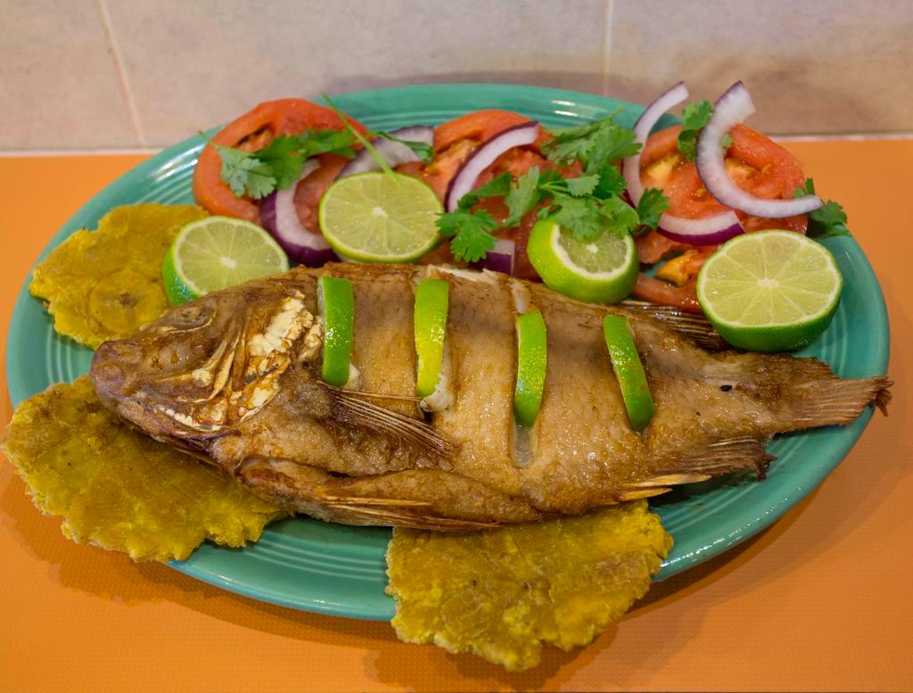 Mojarra Frita · Fried mojarra fish.