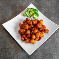 CB7. General Tso's Chicken · Served with egg roll, fried rice and choice of soup.