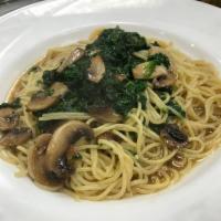 Spinach and Mushroom Pasta · Spinach and mushrooms with spaghetti pasta, 8 sauces to choose from. Served with garlic bread.