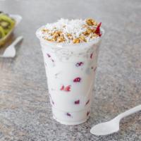 Fresas Con Crema Y Bananas Con Creama · Strawberries and cream or bananas and cream topped with granola and coconut shavings.