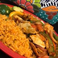 #32. Pechuga a la Mexicana · Chicken breast mixed with onion, bell pepper, tomato and ranchero sauce.