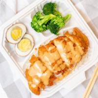 Crispy Chicken Over Rice鸡排饭 · Fried Chicken Tenderloins with our YUM YUM Sauce!
炸鸡胸肉配秘制酱料