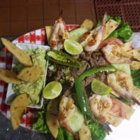 Botana Regular · 6 grilled shrimp, steak, guacamole and fried tortillas (6 camarones a la plancha, orden de c...