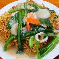 Seafood Pan Fried Crispy Noodles 海鲜两面黄 · Cripsy Fried Noodles With Mix Scallop Shrimp Squid Fish Cake Chinese Vegetables