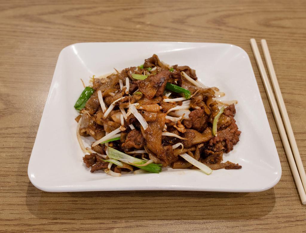 Beef chow fun 干炒牛河 · Stirred fried flat chow fun noodles with beef onions sprouts
