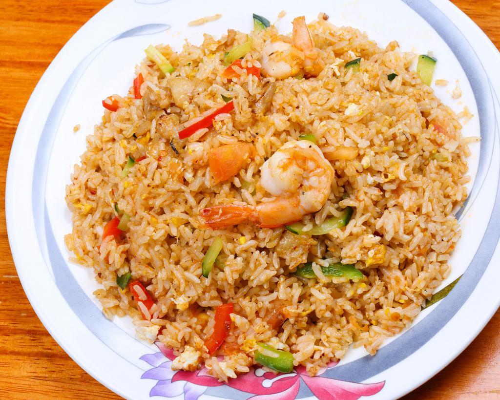 Thai Style Fried Rice 太式炒饭 · Mixed bell pepper, tomato, shrimp and chicken, flavored in spicy shrimp paste.