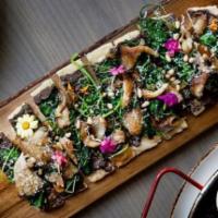 Coca de Setas  · Shitake mushrooms, black beans puree, kale, caramelized onions, pine nuts, monte enebro chee...