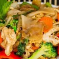Pad Kee Mao · Wide rice noodle, black soy sauce, egg, carrot, bell pepper, broccoli, tomato, onion, mushro...