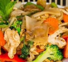 Pad Kee Mao · Wide rice noodle, black soy sauce, egg, carrot, bell pepper, broccoli, tomato, onion, mushroom, and Thai basil.