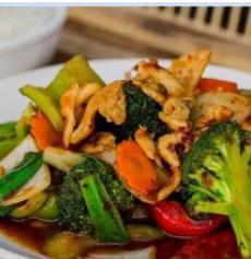Cashew Nut · Chicken, broccoli, red and green bell pepper, carrot, cashew, white and green onion in sweet chili paste. Contains nuts.