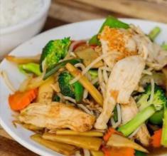 Veggie Delight · Chicken, broccoli, carrot, red and green bell pepper, green onion, cabbage, bean sprout, and fried garlic. Vegetarian.
