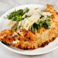 Calzone Pizza · Tomato sauce, mozzarella, ham, mushroom, arugula, raspa dura