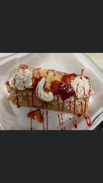 Strawberry & Creme Crepe · Strawberry crepe incluye whipped cream strawberries strawberry shyrup y azúcar blanca 
