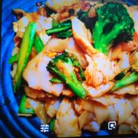 3. Pad See-Ew · Stir fried flat rice noodles, choice of meat with broccoli, scrambled egg, soy and oyster sa...