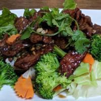 6. Pad Kra Tiem Plik Thai · Choice of meat, stir fried in garlic-pepper sauce with steamed mixed vegetables.