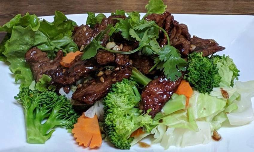6. Pad Kra Tiem Plik Thai · Choice of meat, stir fried in garlic-pepper sauce with steamed mixed vegetables.