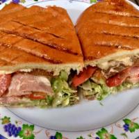 Panini(Torta) · Panini sandwich con carne, frijoles, mayonesa de chipotle,queso,guacamole, Lechuga, tomate y...
