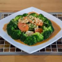 E8. Chon Thai Rama · Sauteed choice of meat with broccoli, snow pea, and carrots topped with peanut sauce.