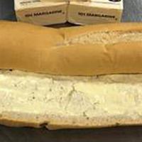 Pan con Mantequilla · Una barra de pan cubano , picada a la mitad con mantequilla