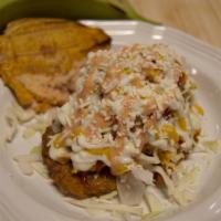 Medano Patacone · Repollo, queso Guyanese o rayado y salsas. Cabbage Guyanese or shredded cheese and sauces.