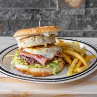 Jumbo Grill Burger + Fries · Beef and chicken burger, egg, ham, guayanes cheese and fries.