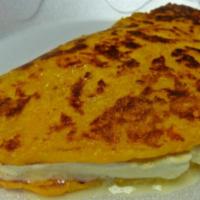 Cachapa con Queso Guayanes · Corn sweet cakes with Guayanese cheese.