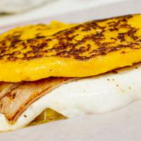 Cachapa con Queso Guayanes y Jamon · Corn sweet cakes with Guayanese cheese and ham.