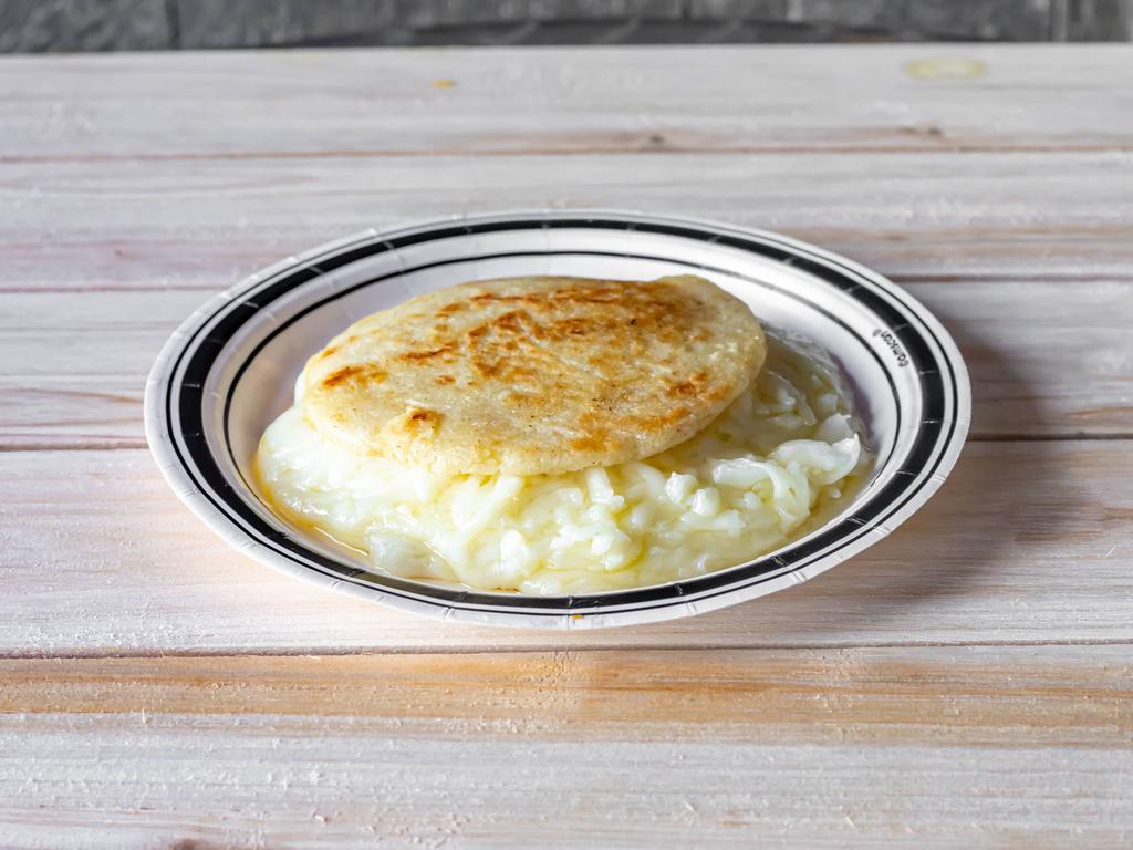 Arepa con Queso Mozzarella · White corn arepa stuffed and mozzarella cheese.