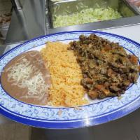 Puntas de Res a la Mexicana · Spicy steak strips with rice, beans and tortilla.